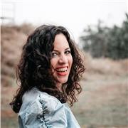 Soy periodista y escritora. Puedo dar apoyo de escritura e idiomas: castellano, catalán, inglés y francés. También puedo dar clases de danza, ejercicios de creatividad y compartir mis conocimientos sobre biografía humana